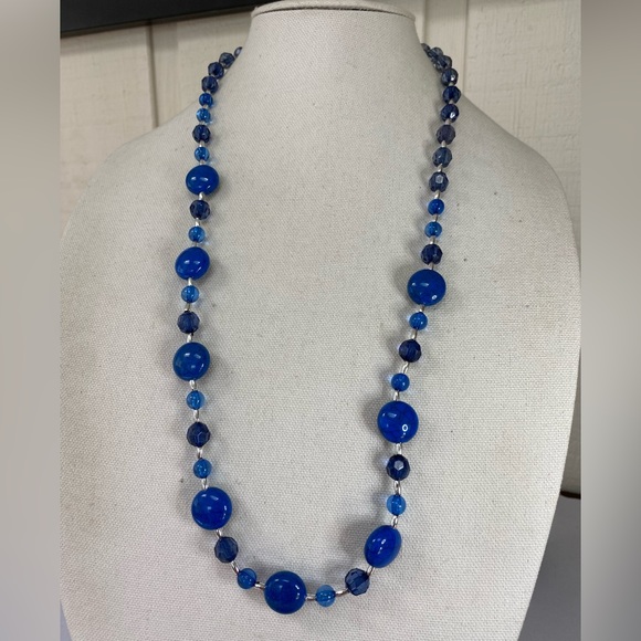 Group of three blue tone necklaces - Picture 5 of 11